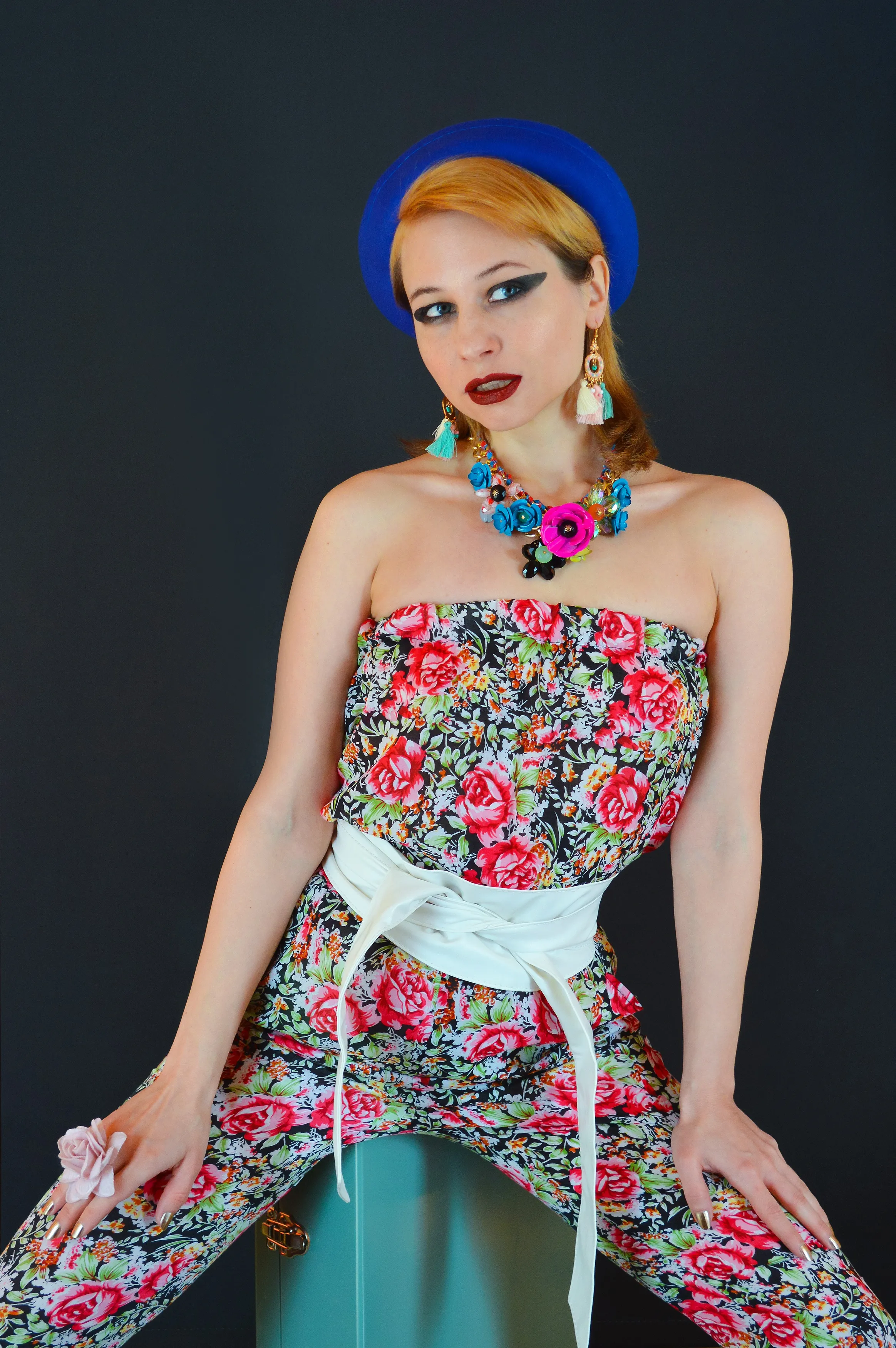 Campaña, vestido floral en estudio