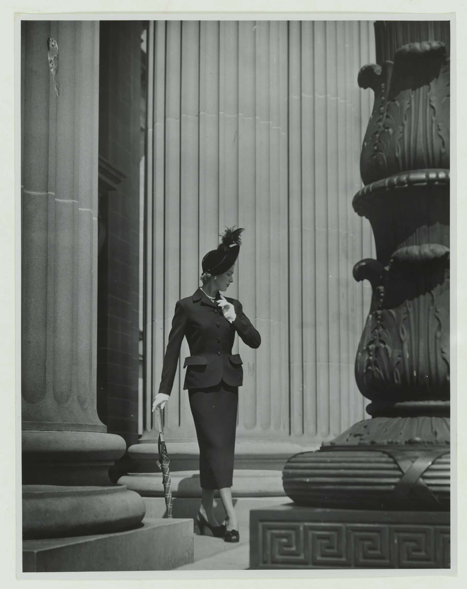 Editorial en blanco y negro junto a columnas