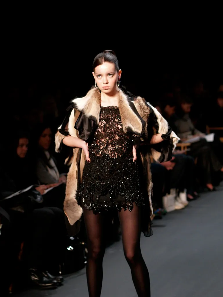 Pasarela, vestido de lentejuelas y piel