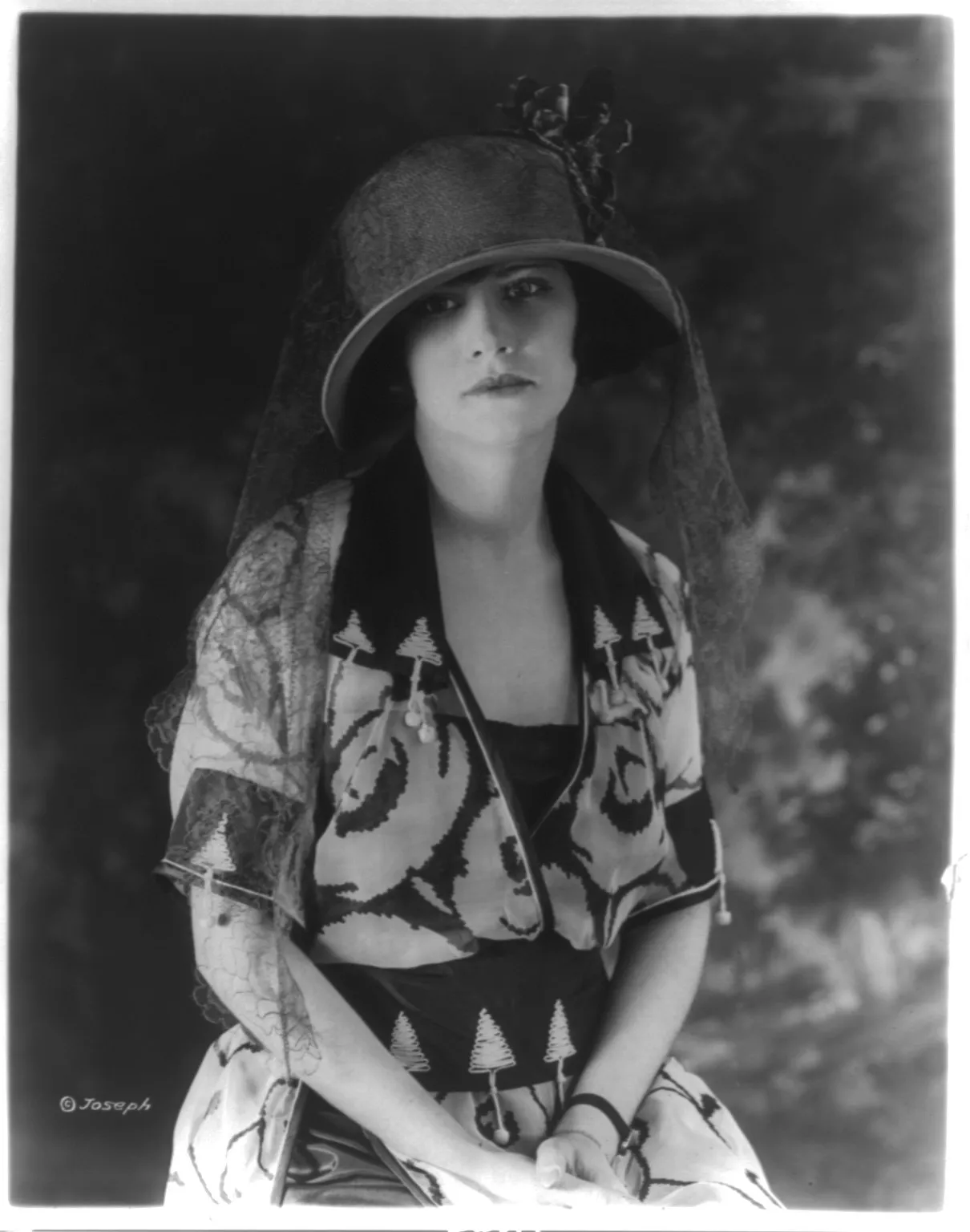 Retrato editorial vintage con sombrero
